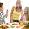 ¿Cómo tener buenos hábitos alimenticios en la familia?