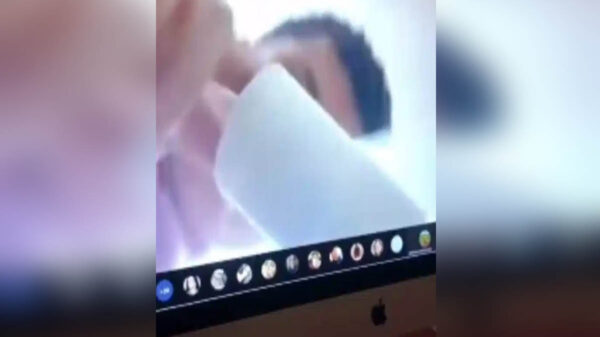 En esta era de las clases virtuales todo puede pasar, prueba de ello es un alumno que prendió la cámara y apareció limpiándose el trasero