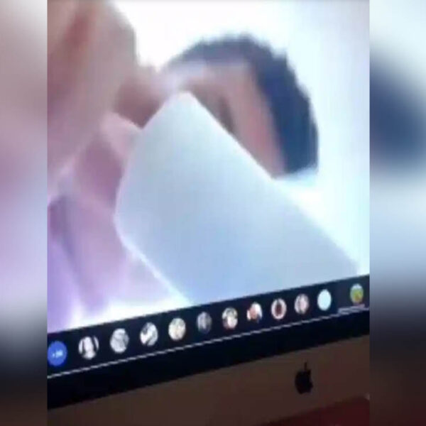 En esta era de las clases virtuales todo puede pasar, prueba de ello es un alumno que prendió la cámara y apareció limpiándose el trasero