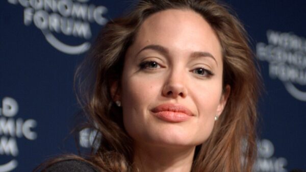¡Qué valor! Angelina Jolie se deja cubrir de abejas por una buena causa