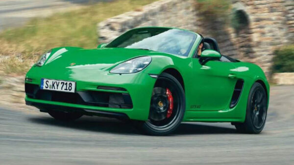 Una abuelita de 79 años se populariza en las redes sociales, debido manejaba un Porsche a gran velocidad, la adulta mayor fue detenida