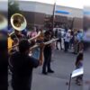 Joven que se graduó en Estados Unidos, celebrando al ritmo de banda y se viraliza
