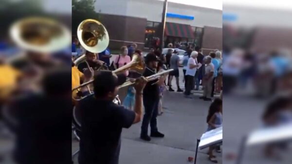 Joven que se graduó en Estados Unidos, celebrando al ritmo de banda y se viraliza