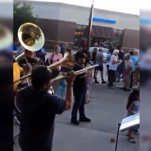 Joven que se graduó en Estados Unidos, celebrando al ritmo de banda y se viraliza