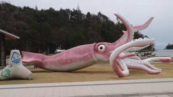 En Japón, gastaron el recurso contra el Covid-19 en la construcción de un calamar gigante