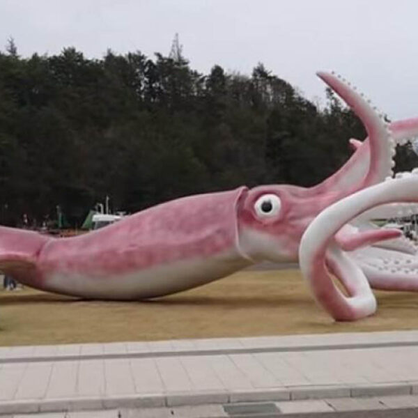 En Japón, gastaron el recurso contra el Covid-19 en la construcción de un calamar gigante