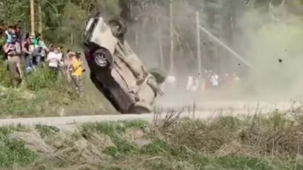 La carrera de un rally amateur estuvo a punto de terminar en una tragedia, cuando un auto casi embiste a los espectadores