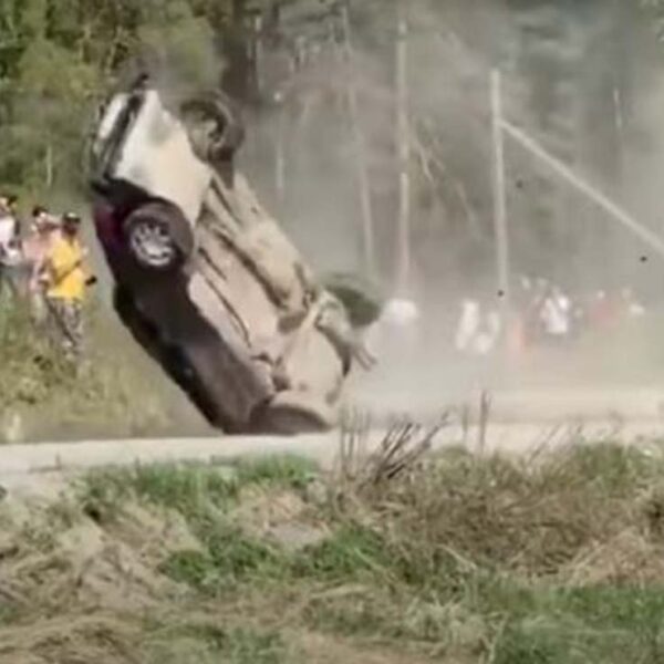 La carrera de un rally amateur estuvo a punto de terminar en una tragedia, cuando un auto casi embiste a los espectadores