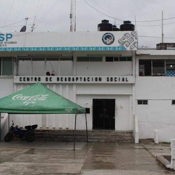 Aplican vacuna covid a reos del Cereso de Chetumal