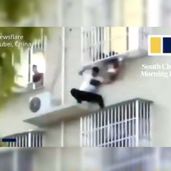 Los héroes no siempre usan capa y tiene superpoderes, es el caso de un hombre que arriesgó su vida para salvar a una niña que colgaba de un sexto piso