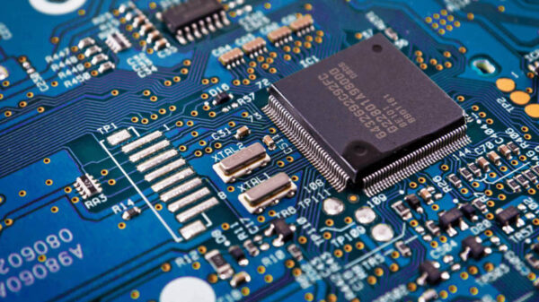 Las fabricantes de automóviles en tres continentes y las grandes tecnologías como Apple y Samsung Electronic, alertaron sobre la escasez mundial de chips