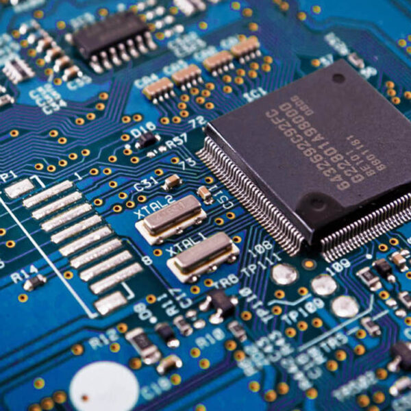 Las fabricantes de automóviles en tres continentes y las grandes tecnologías como Apple y Samsung Electronic, alertaron sobre la escasez mundial de chips