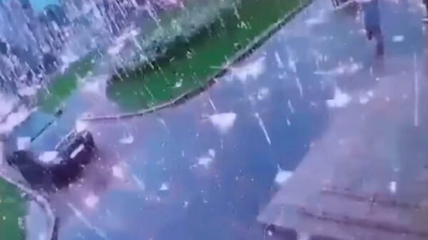 Luego de una fuerte tormenta registrada en San Petersburgo, Rusia, un rayo alcanzó una construcción de metal generando una lluvia de chispas