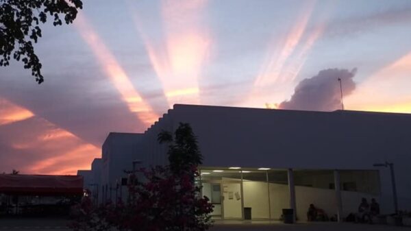 Valladolid: Su esposa se encuentra grave, para estar pendiente lleva su peluquería a fuera del hospital