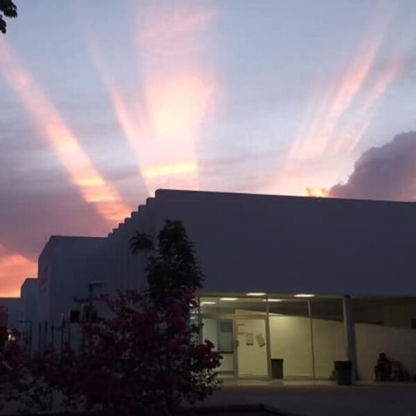 Valladolid: Su esposa se encuentra grave, para estar pendiente lleva su peluquería a fuera del hospital
