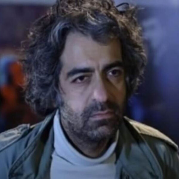 Por permanecer soltero y sin hijos, el director de cine Babak Khorramdin de 47 años, fue asesinado por sus padres