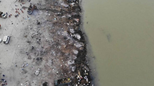 Aparecen más víctimas de Covid-19 en río Ganges de India