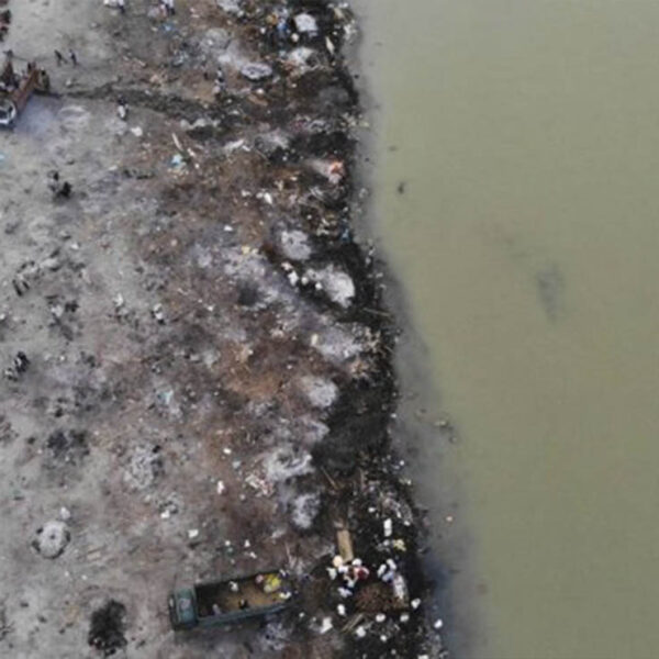 Aparecen más víctimas de Covid-19 en río Ganges de India