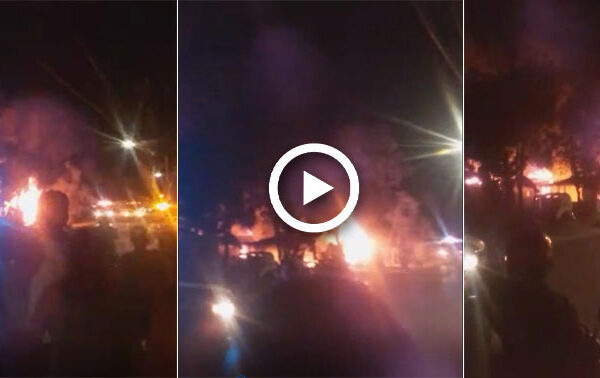 Pavoroso incendio arrasa con palapas en zona de invasión en Tulum (VIDEO).