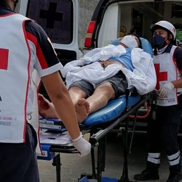 Tizimín: Sujeto intenta golpear a su esposa y termina con la mano lesionada