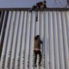 Una migrante embarazada que había escalado el muro fronterizo entre México y Estados Unidos, tuvo que ser auxiliada por los bomberos de El Paso, Texas