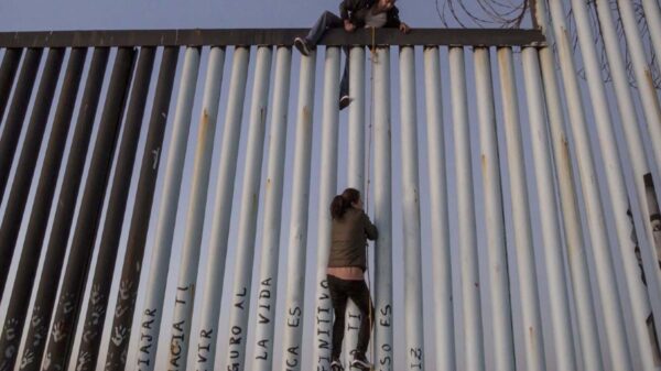 Una migrante embarazada que había escalado el muro fronterizo entre México y Estados Unidos, tuvo que ser auxiliada por los bomberos de El Paso, Texas