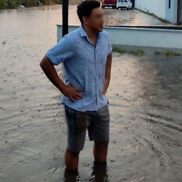 Joven yucateco se hace viral al rentar la calle inundada a políticos para una sesión de fotos