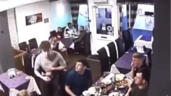 Un mesero se convirtió en el héroe del día, luego de salvarle la vida a un comensal que se está asfixiando