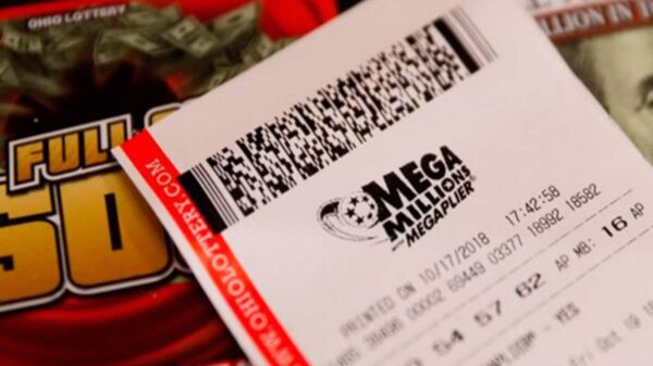 Un joven rescató de la basura un boleto de la lotería ganador y le entregó el premio de 1 millón de dólares a la dueña