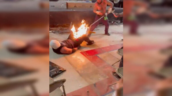 Luego de que un truco saliera mal durante su pelea, un luchador Pro Wrestling Trainwreck sufrió quemaduras en varias partes del cuerpo