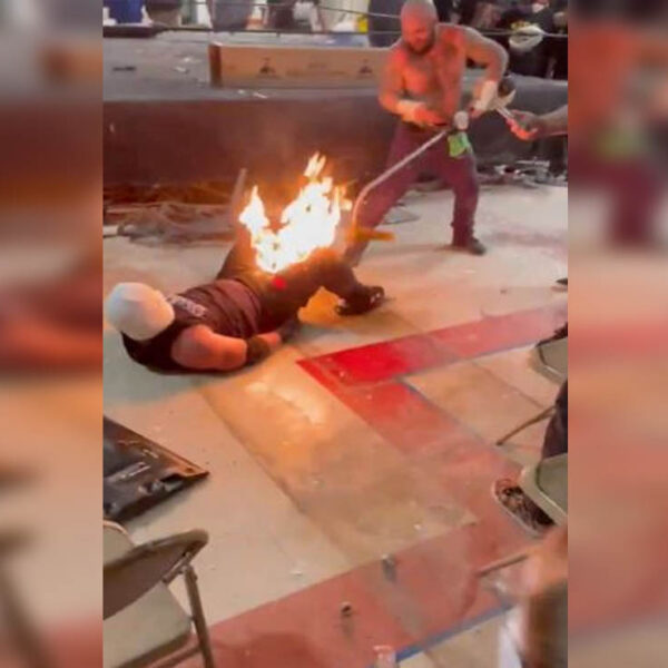 Luego de que un truco saliera mal durante su pelea, un luchador Pro Wrestling Trainwreck sufrió quemaduras en varias partes del cuerpo