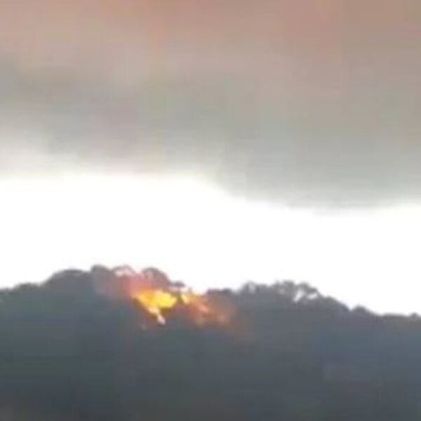 Las historias de fenómenos extraños e inexplicables parecen inundar las redes sociales, ahora un video de una luz roja intermitente se viraliza