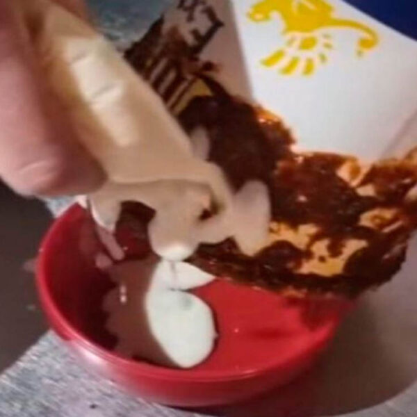 Si pensaba que ya lo habías visto todo chécate es combinación que la está rompiendo, cerveza, mole y flautas, si llegó la michemolada