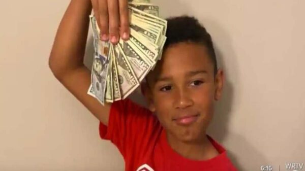 A veces la curiosidad nos puede dar sorpresas, ese es el caso de un niño de 9 años, quien decidió lavar el coche que su padre y se llevó la sorpresa de su vida