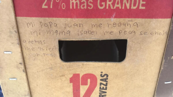 ¡Me quiero morir! Desesperado grito de auxilio de una niña en un cartón de cervezas.