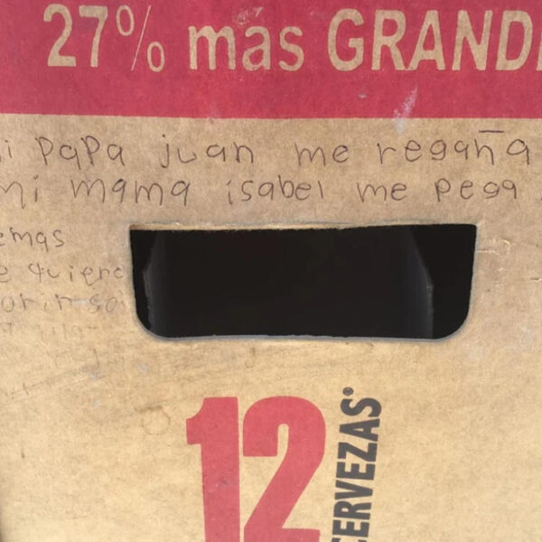 ¡Me quiero morir! Desesperado grito de auxilio de una niña en un cartón de cervezas.