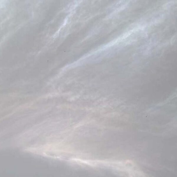 Las imágenes de unas nubes que brillan por la noche en el cráter Gale de Marte, fueron publicadas por la NASA