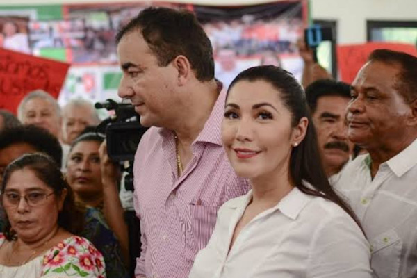 Candelaria Ayuso Achach, dirigente del PRI en Quintana Roo, y elexsecretario general del mismo organismo, José Alberto Alonso Ovando.