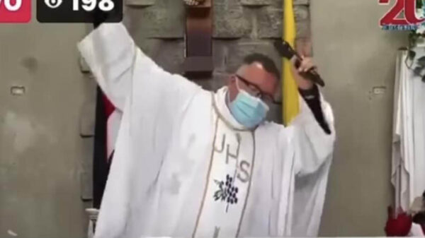 Un sacerdote de Costa Rica se viraliza por entonar durante la misa una original canción contra el Covid-19