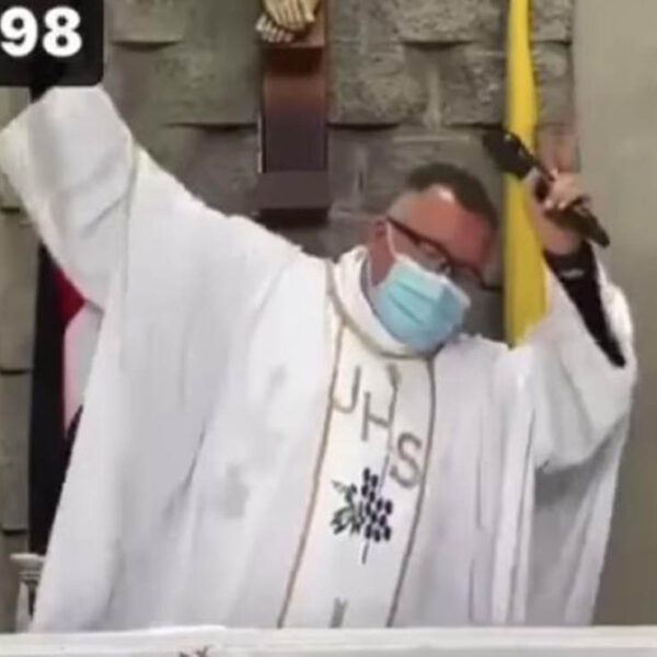Un sacerdote de Costa Rica se viraliza por entonar durante la misa una original canción contra el Covid-19