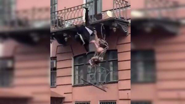 Una pareja rusa cayó de un balcón tras sostener una discusión, al aparecer el barandal se venció y terminaron lesionados
