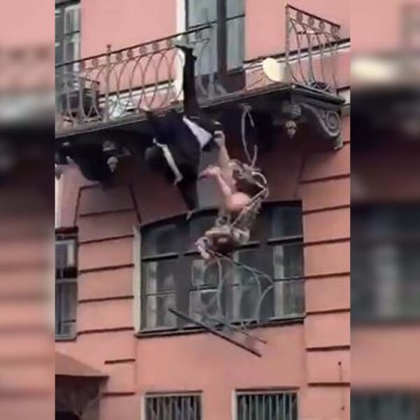 Una pareja rusa cayó de un balcón tras sostener una discusión, al aparecer el barandal se venció y terminaron lesionados