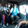 En redes sociales se viraliza un video de un payaso que realiza su show en una combi haciendo mofa de los asaltos en el transporte público