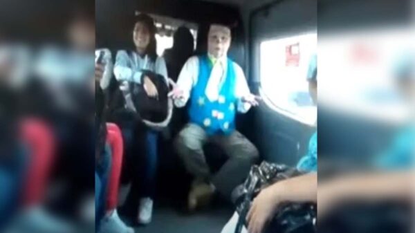 En redes sociales se viraliza un video de un payaso que realiza su show en una combi haciendo mofa de los asaltos en el transporte público
