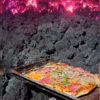 Sin duda la pizza es una de las comidas más populares a nivel nacional, pero que la cocinen en un río de lava ardiente ha causado furor en redes sociales
