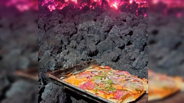 Sin duda la pizza es una de las comidas más populares a nivel nacional, pero que la cocinen en un río de lava ardiente ha causado furor en redes sociales