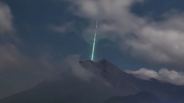 Las imágenes del momento en que un meteoro ilumina repentinamente el cielo de Indonesia y cae sobre el volcán Merapi, se viralizan en redes sociales