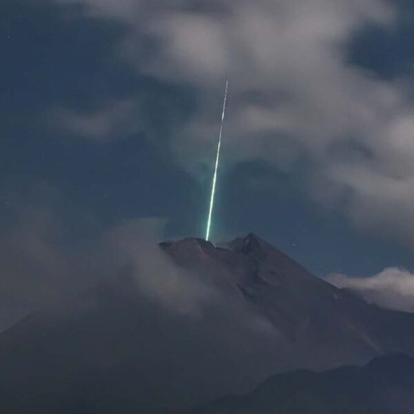 Las imágenes del momento en que un meteoro ilumina repentinamente el cielo de Indonesia y cae sobre el volcán Merapi, se viralizan en redes sociales