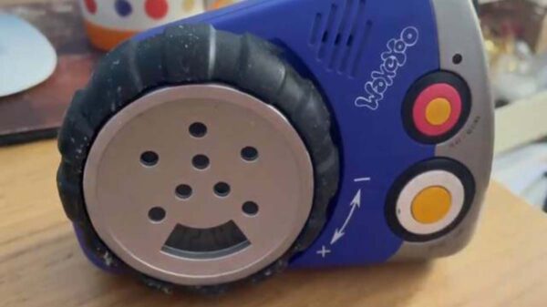 Mientras ordenaba sus garaje, encontró un reloj despertador que recibió hace 23 años como regalo de su difunta madre