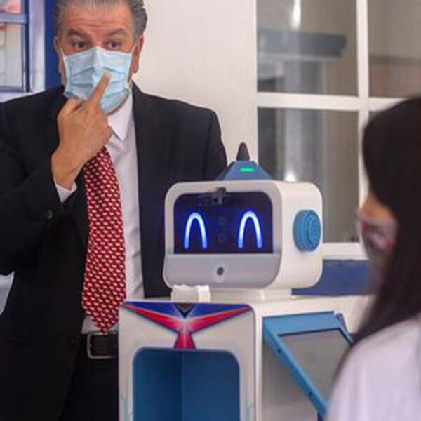 Algunos planteles educativos de Querétaro contarán con un robot llamado “Benebot”, que es capaz de detectar el Covid-19